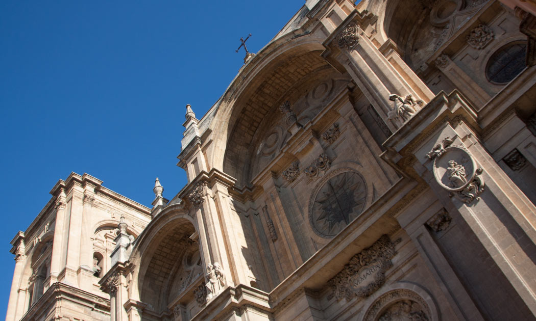 What are the monuments to see in Granada?
